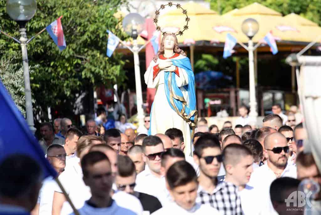 Katolici slave blagdan Velike Gospe ili Uznesenja Blažene Djevice Marije – gospojinu: Široki, Jajce, Sanski most, Nevesinje, Komušina…