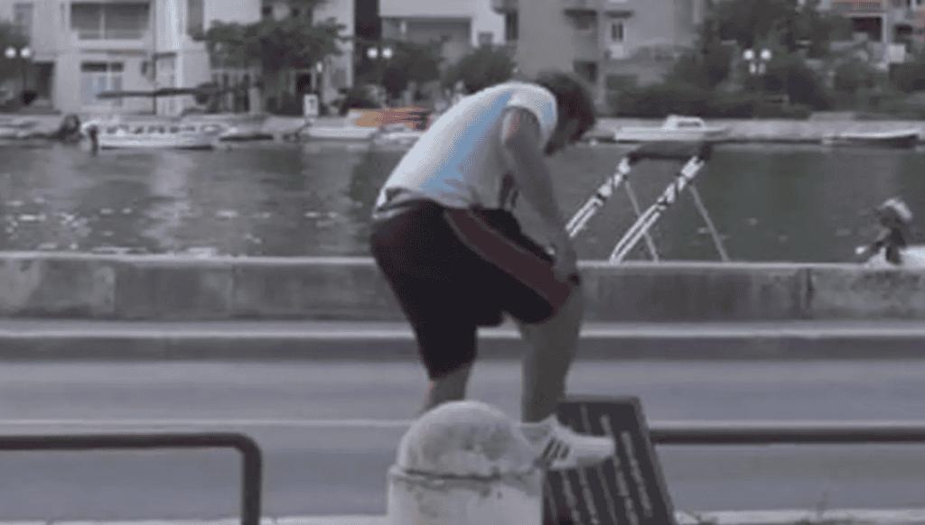 Mladić razbio ćiriličnu ploču u Omišu: “Držite to na drugoj strani Drine”