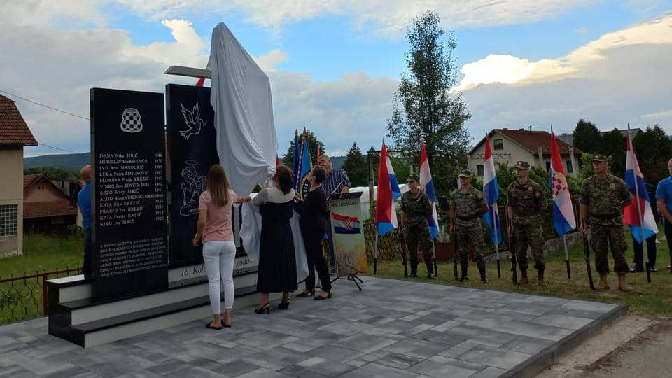 Otkriven spomenik hrvatskim žrtvama u Kiseljaku kod Žepča: Među 12 ubijenih u Kiseljaku kod Žepča je 13 godišnja djevojčica, novorođenče od 16 dana korišteno kao živi štit