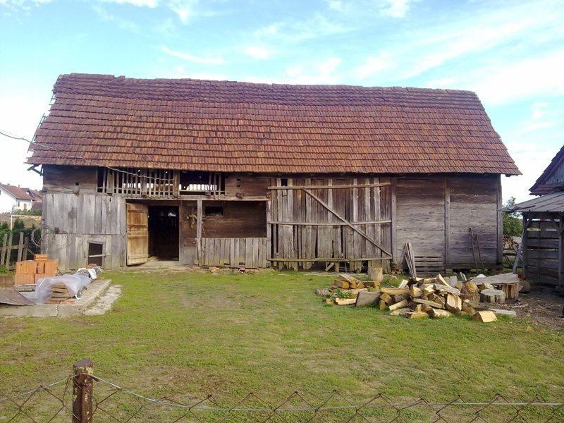 Stravična tragedija u mjestu Ljepunice: muškarac u štali iz vatrenog oružja ubio ženu pa sebe