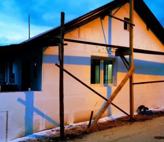 Stanovnici Vukeljića kod Fojnice srušili trošnu kuću susjedu i izgradili novu