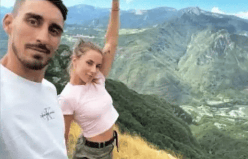 Ovaj selfie bio mu je zadnji. Pozirao s djevojkom na litici pa mu ispao mobitel. Sagnuo se i pao u provaliju…