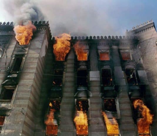 Noć kada je gorjela Vijećnica: Prije 30 godina zapaljen je simbol Sarajeva