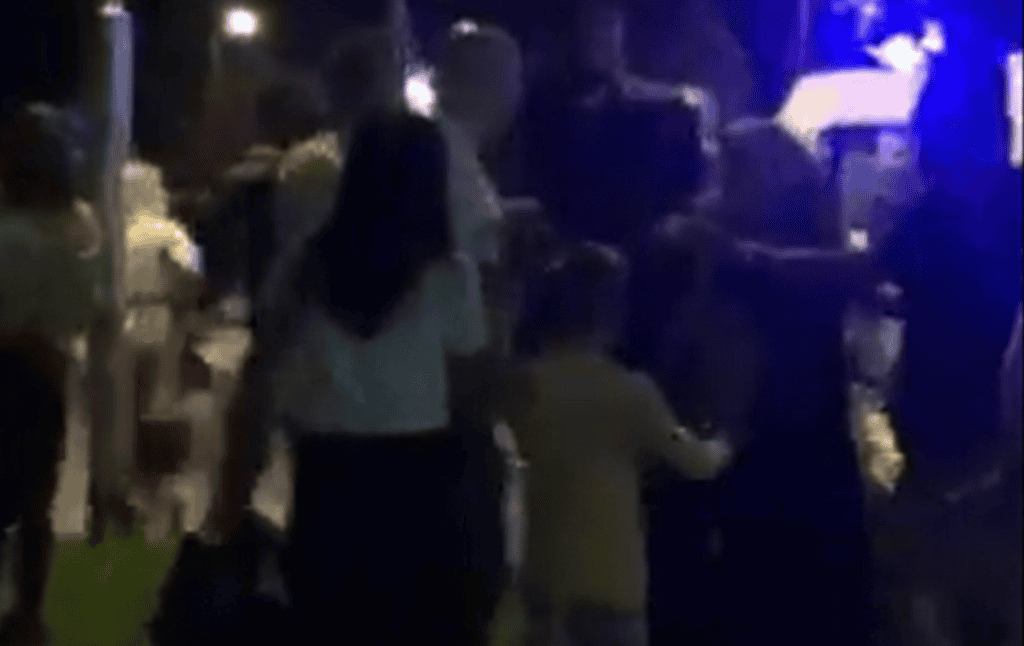 Automobil udario dijete, roditelji se zatim potukli na ulici. Objavljena je snimka