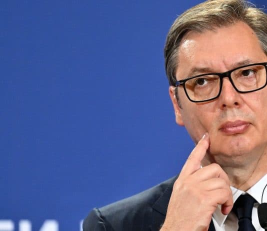 Vučić: U BiH pišu ludi Vučić sa ludom lezbejkom, a kod nas prosječna plata 635 eura