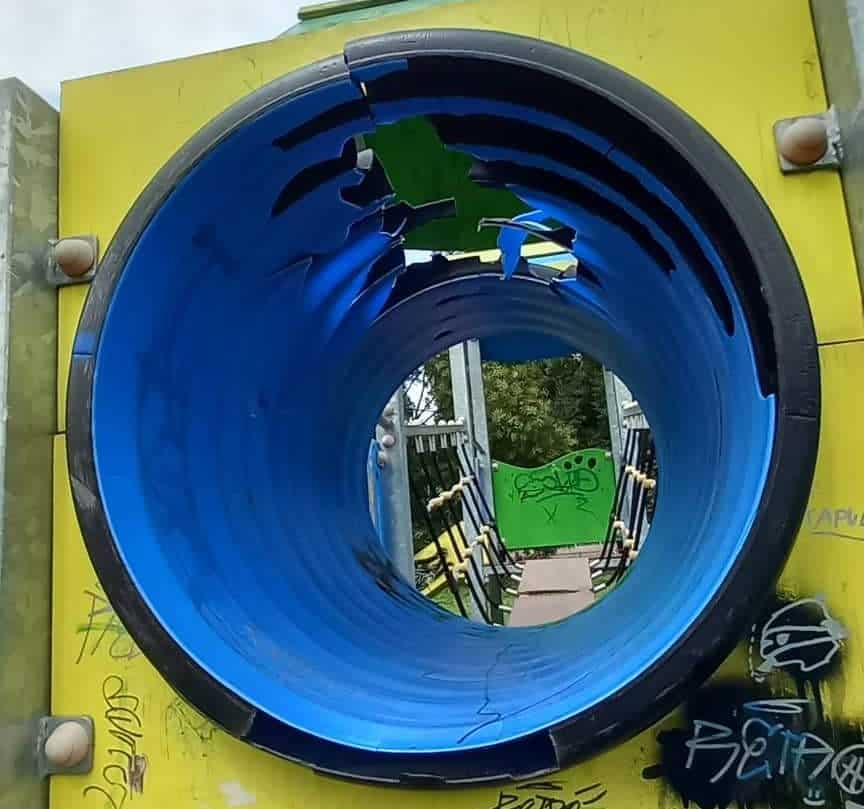 Dok se svi zaklinjemo u našu djecu, dječja igrališta kao iz ratnih scena