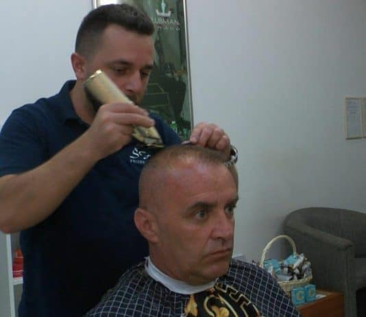 Frizer iz Viteza već petu godinu prvašićima poklanja besplatno šišanje
