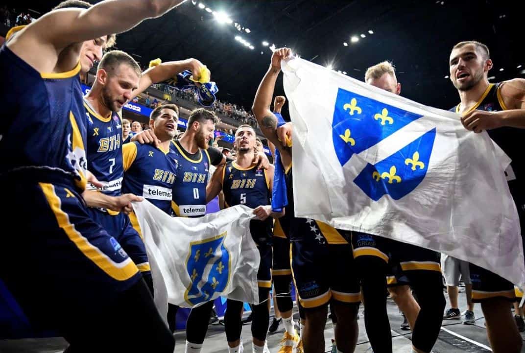 Hrvatski dužnosnik: ako žele bošnjačku reprezentaciju neka je prave na svojih 23 %, bizarno je vidjeti ratne zastave Armije na proslavi pobjede