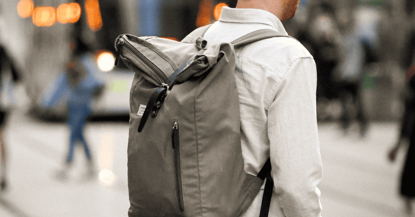 Ovo je za anale. Pozvao policiju da mu pomogne pronaći izgubljeni ruksak. Našli su ga, kao i drogu unutar njega