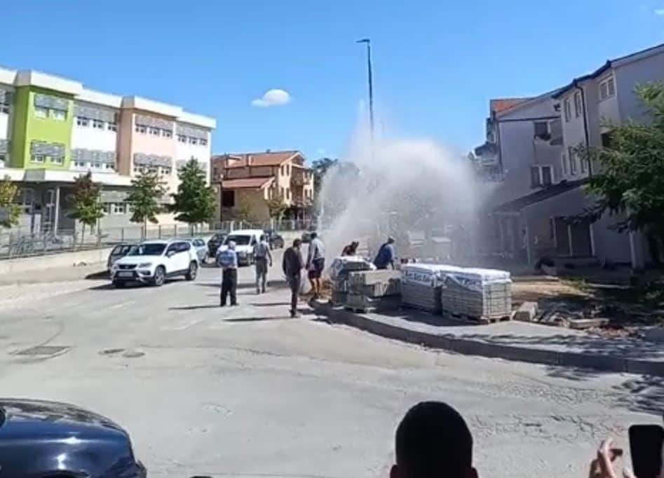 Pukla cijev u Širokom Brijegu kod škole, djeca se smočila dok su čekala bus za odlazak kući