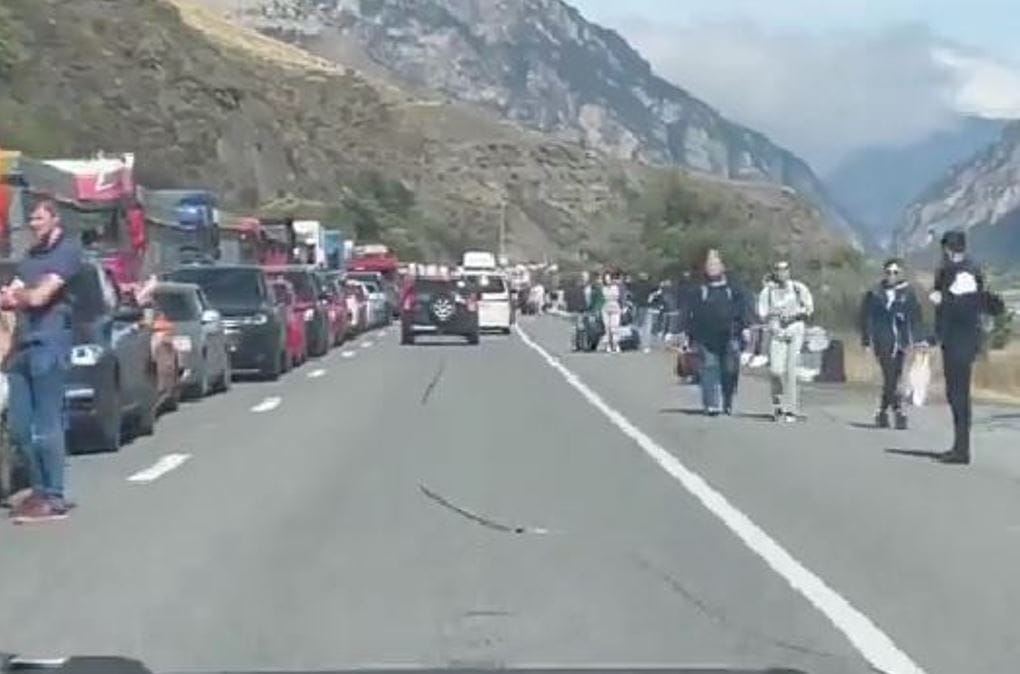 Rusi bježe masovno od straha da će ih vojska mobilizirati, pogledajte snimku: kolona je duga gotovo 14 kilometara!