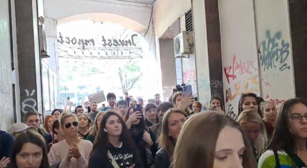 U Beogradu održan ogroman prosvjed ispred dnevnog lista koji je objavio intervju s višestrukim silovateljem