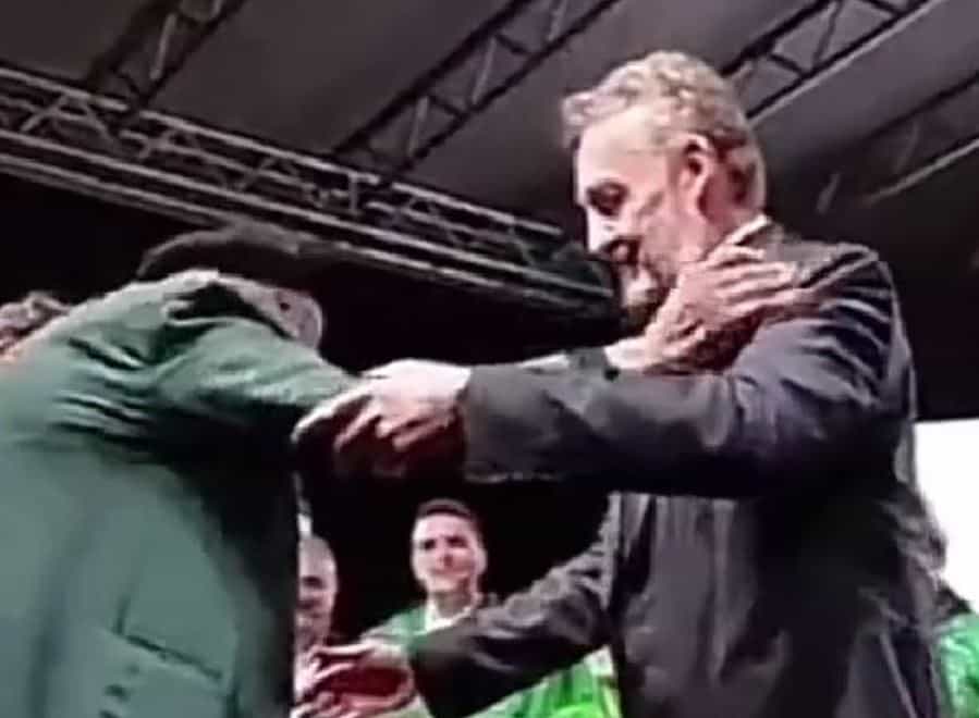 Ovo je dno dna: pogledajte kako Bakir Izetbegović od sebe gura starca koji mu želi prići i zagrliti ga