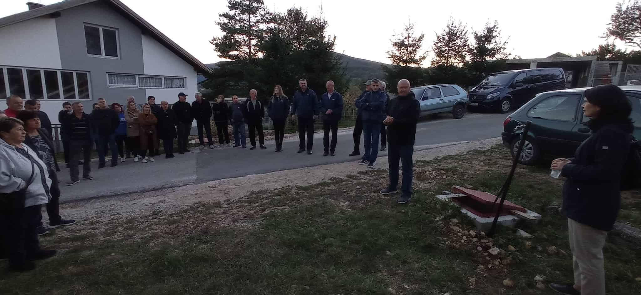 Mile dobile vodovod. Veliki broj nazočnih i narodno veselje popratilo ovaj svečani događaj