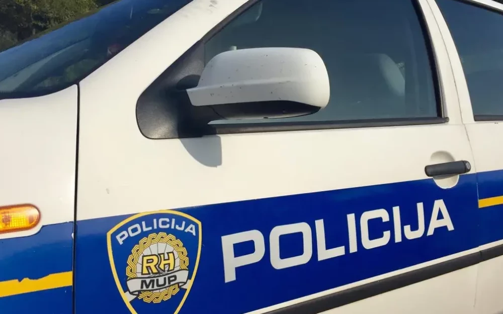 Muškarac se spotaknuo pri izlasku iz kafića i pao pod kamion. Preminuo je