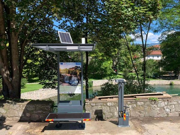 U Jajcu postavljena biciklistička smart klupa