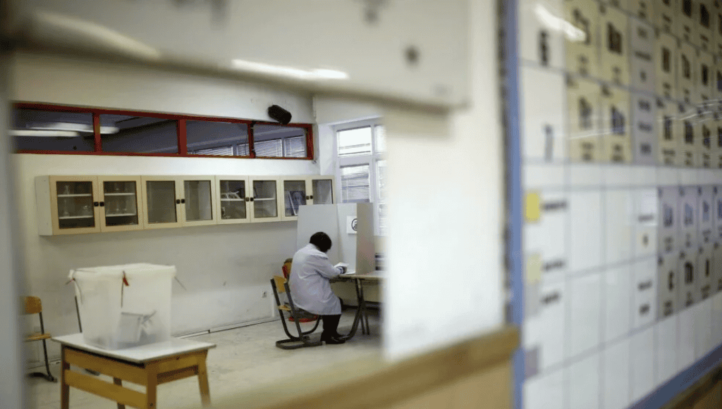 U Mostaru do 15 sati glasovalo 35% birača. Napadnut predsjednik BO u OŠ Humilišani, stigla i policija