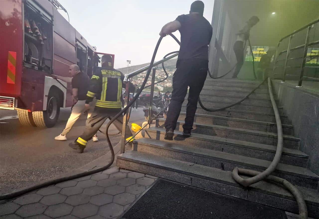 Buknuo požar u Mostaru: Gori Arena sport centar, posjetitelji evakuirani, vatrogasci na terenu