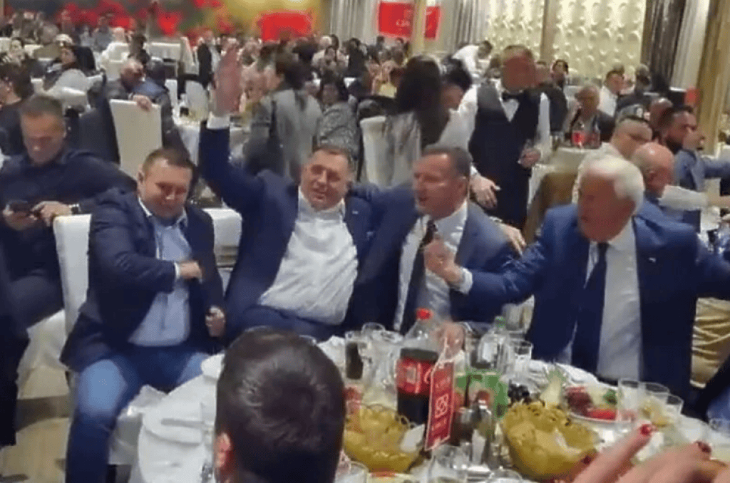 Dodik se nakon pobjede opustio uz Bešlićevu Romaniju, ali se i zahvalio: “Proslava naše velike pobjede u Palama. Hvala svima koji su dali doprinos”