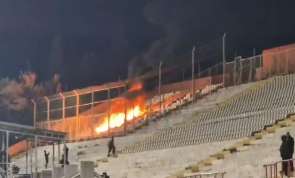 FOTO I VIDEO Zrinjski svladao Velež, a revoltirani huligani zapalili tribinu na stadionu pod Bijelim brijegom!