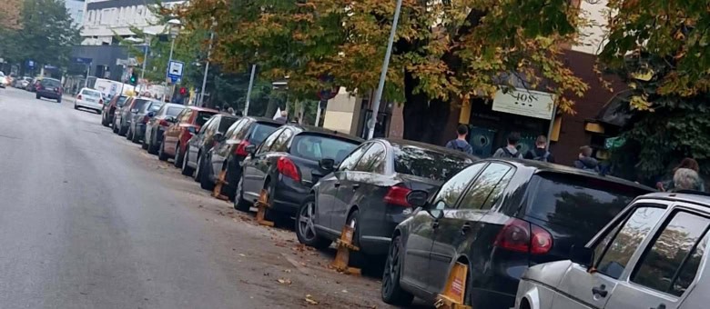 Fotka iz BiH postaje viralna: Policajci blokirali kotače nizu vozila kod zgrade MUP-a