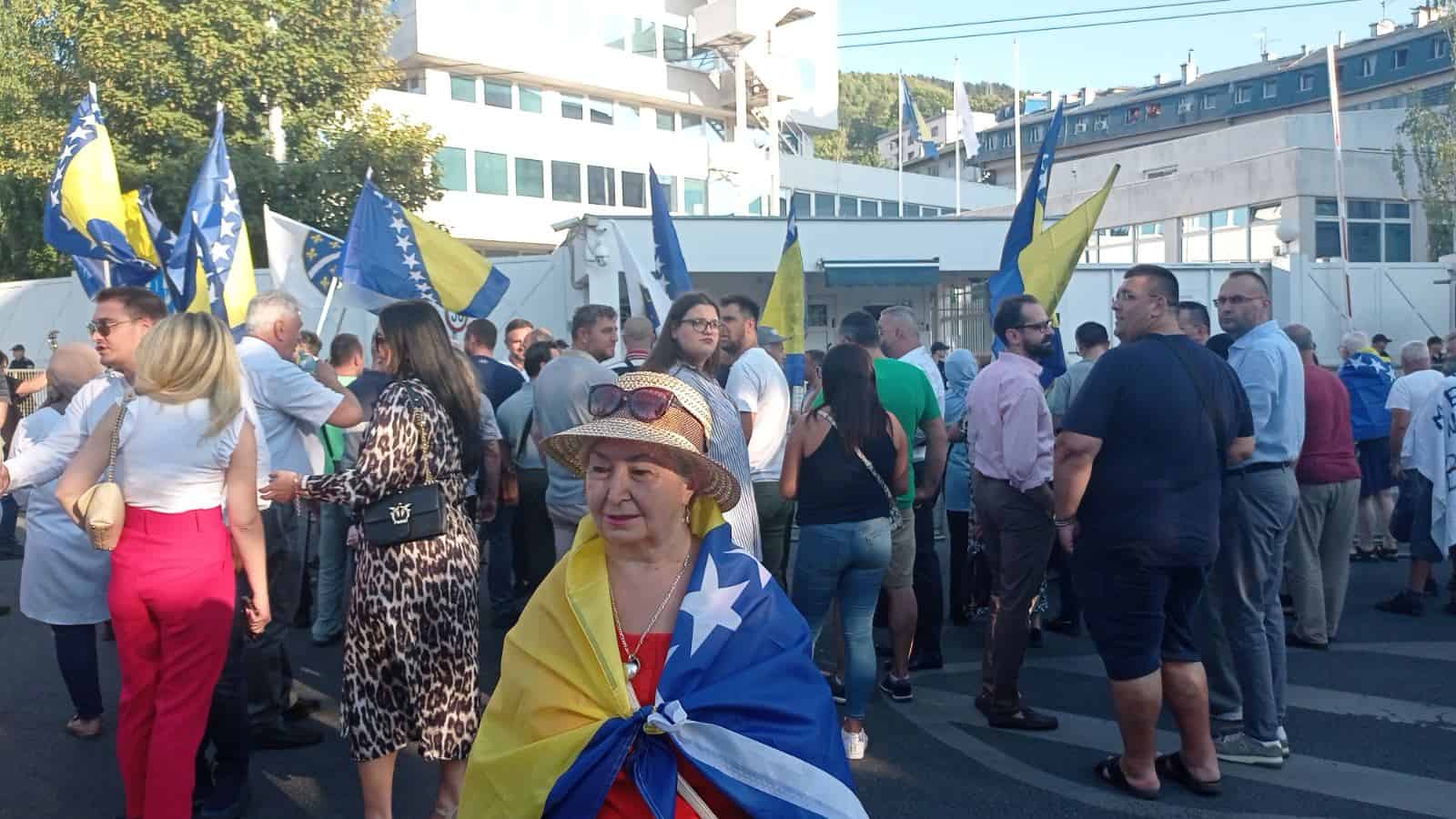 Hoće li opet pozivati da se Hrvate nabije u 2 vagona? Za danas najavljeni novi prosvjedi pred OHR-om u Sarajevu