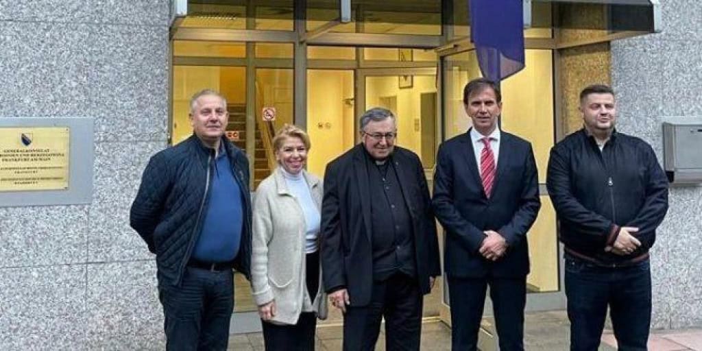 Komšićev kadar Višnja Lončar otvoreno pozivala da se glasa za „građansku opciju“ pa dovela Puljića da blagoslovi konzulat