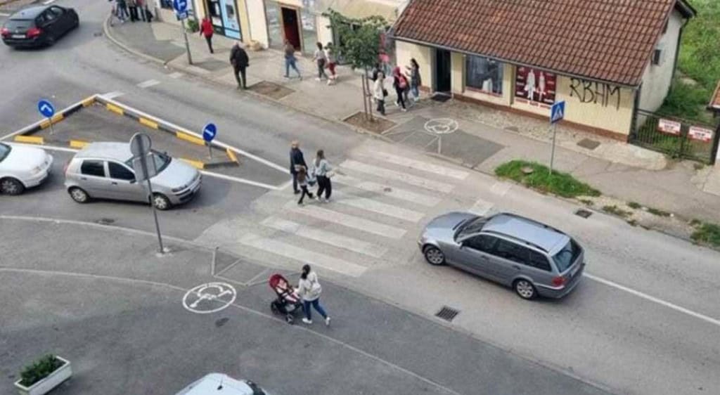 Lik u Banjaluci parkirao nasred ceste, hladno izašao iz automobila i odštetao