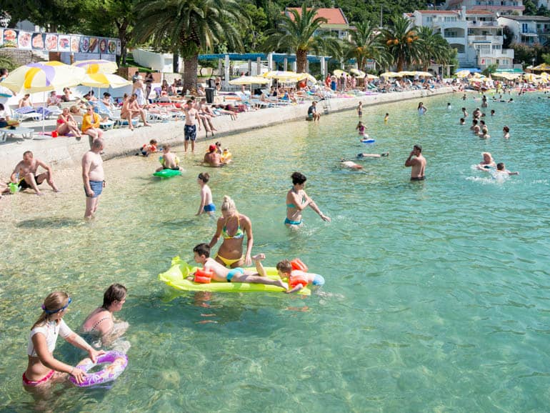 Muškarac osuđen jer je bivšoj supruzi i djetetu na plaži dao 130 KM za sladoled