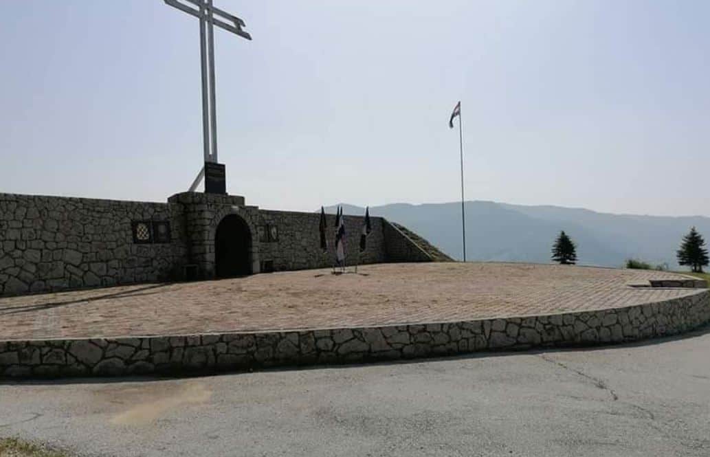 Ogavno: novi napadi na hrvatske simbole u Srednjoj Bosni! oštećen spomenik pripadnicima HVO-a i skinuta zastava bh. Hrvata u Travniku