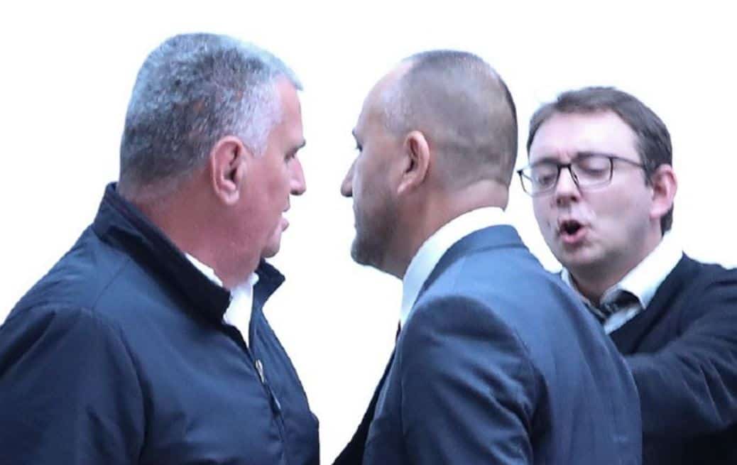 Oj Saboru na što spade: Zekanović provocirao mostovce, Bulj se skoro potukao s njim, smirivao ih Glavašević