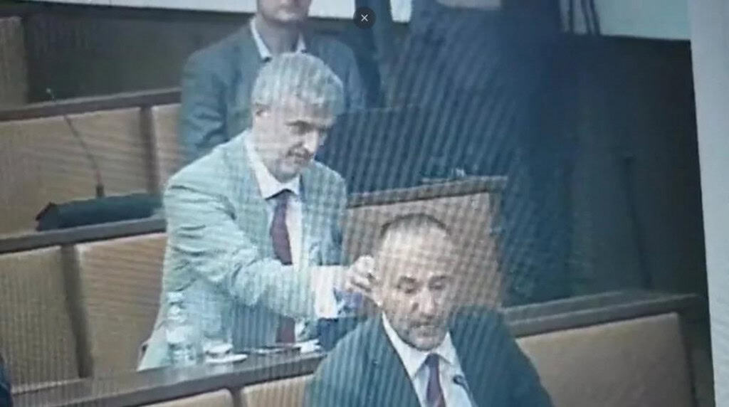 Ovaj video jednostavno morate pogledati! Zekanović na twitteru objavio kako ga je “Bruce Lee” brcnuo mikrofonom po glavi