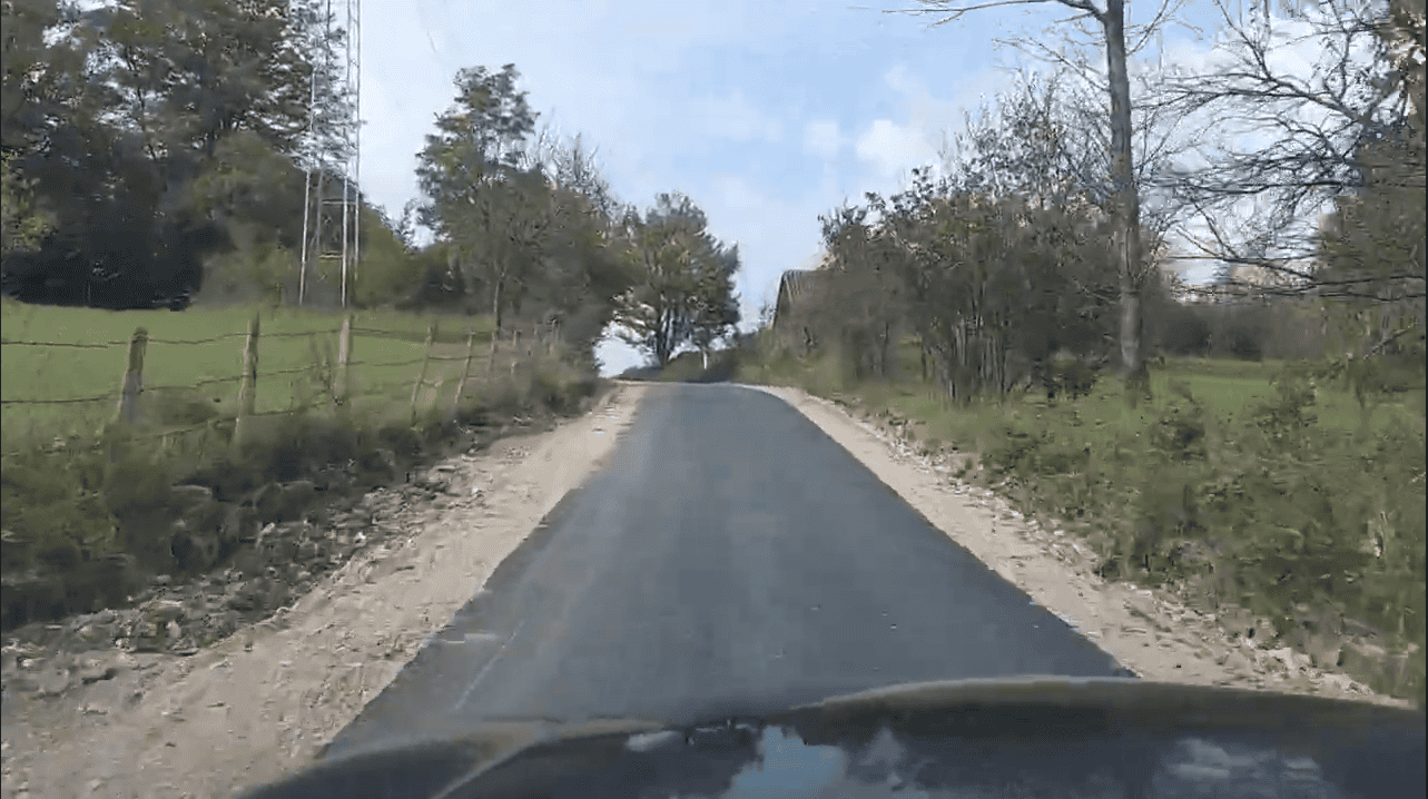 U Barevu asfaltirana dionica prema zaseoku Brtani