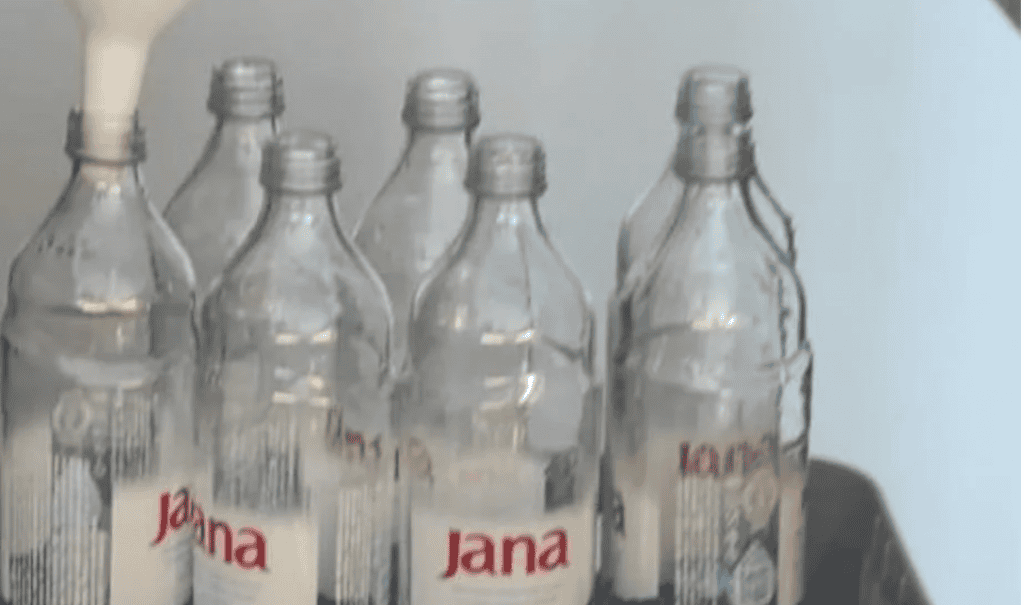 Sramota na hrvatskom otoku: Konobarica snimljena kako vodu iz slavine toči u boce Jane, gost kaže da to prodaju ljudima…