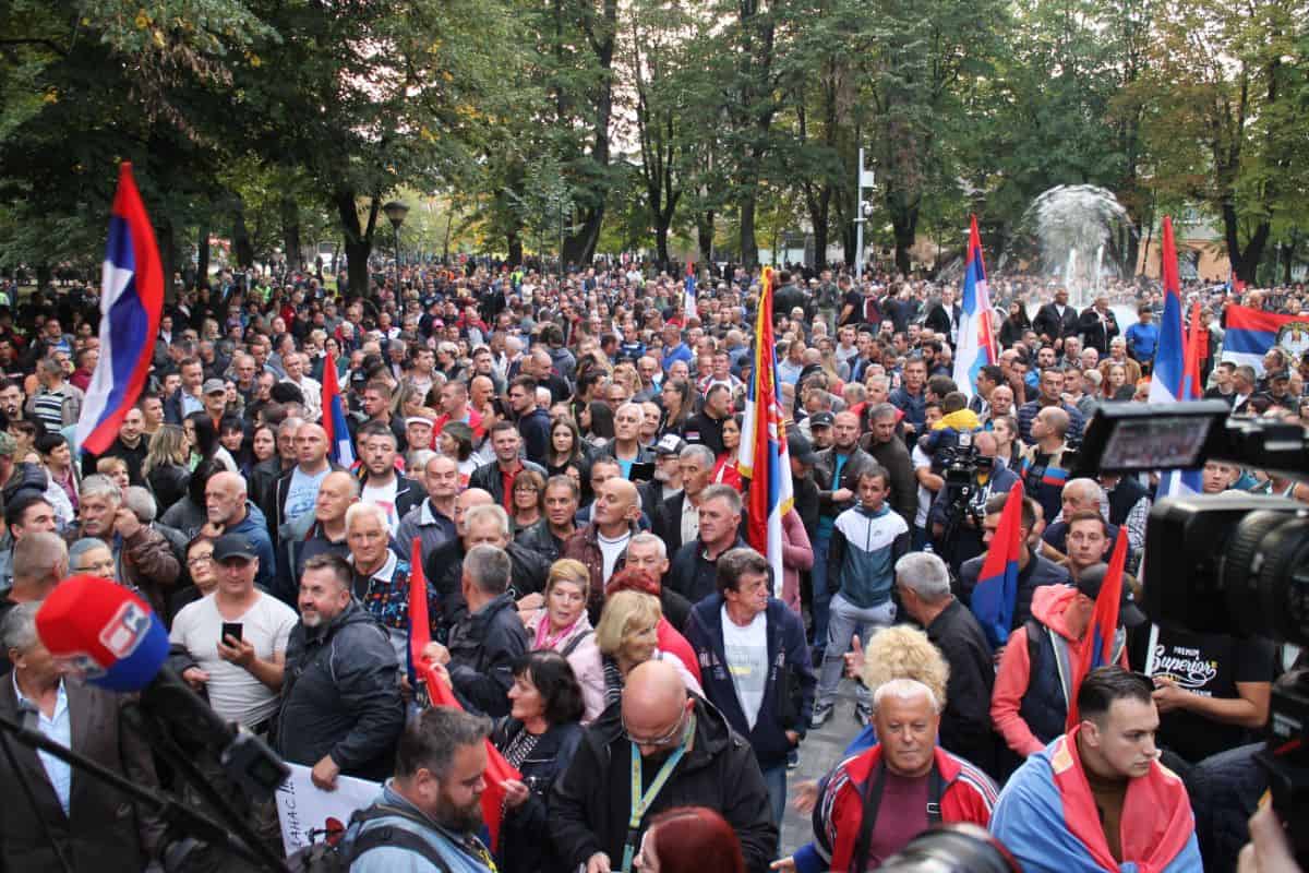 U Banjoj Luci novi masovni prosvjed oporbe, uzvikivali su “Mile, odlazi”