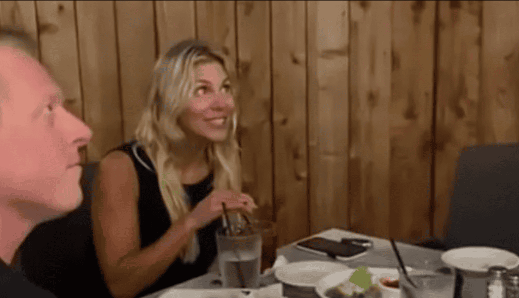 Uhvaćen “s dečkima na nogometu” u hotelu kraj lijepe plavuše, supruga ga je frapirala hladnim i odsječnim glasom, lice mu se oblilo crvenilom…