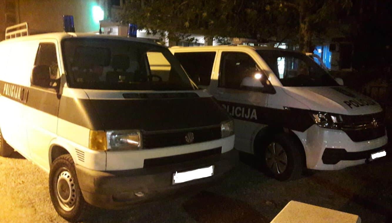 Bild donosi detalje nereda u Širokom: Huligani izazvali nered, 9 ih privedeno, oduzeto im hladno oružje