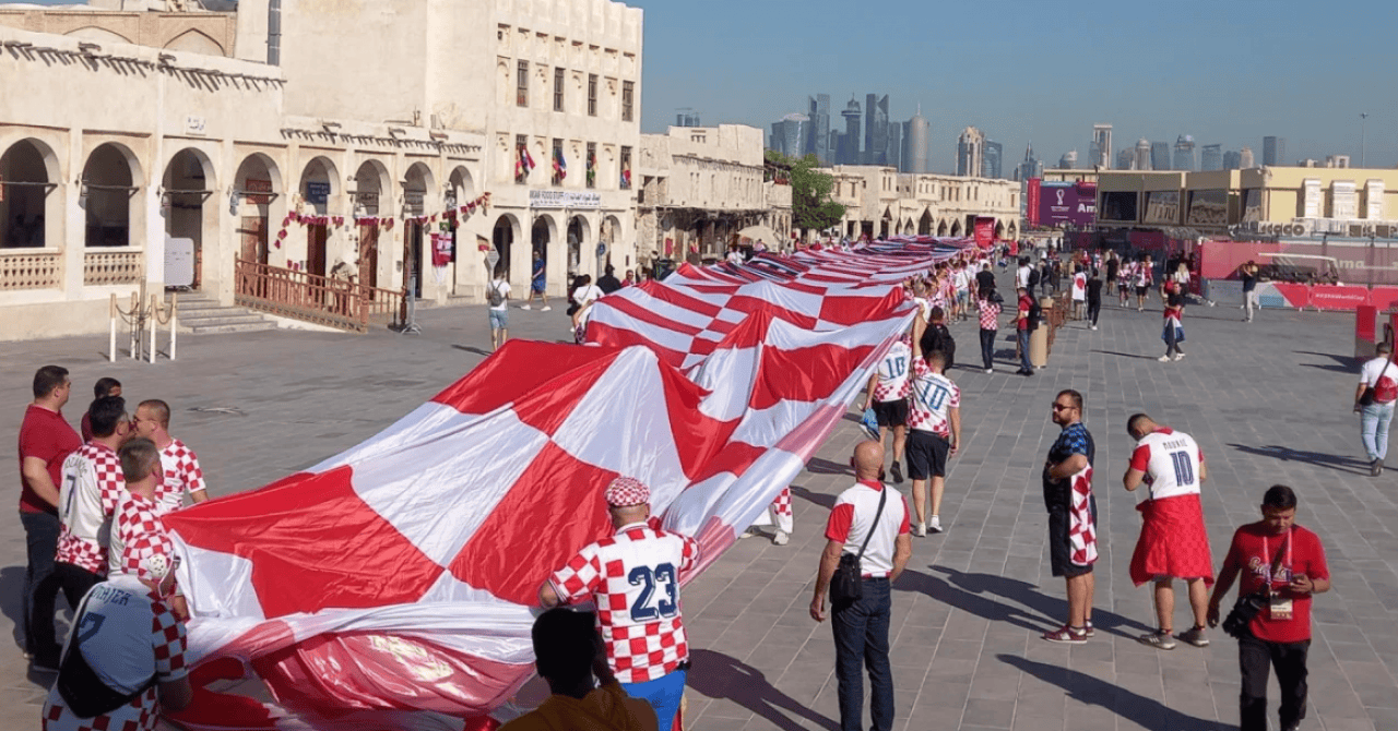 Najveća hrvatska zastava ostavila prolaznike grada Al Khora u čudu