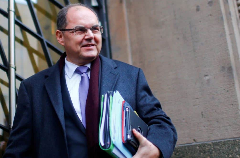 Ustavni sud BiH će razmatrati ustavnost odluke koju je u izbornoj noći nametnuo Schmidt.  Koji je smisao ako se te odluke već provode?