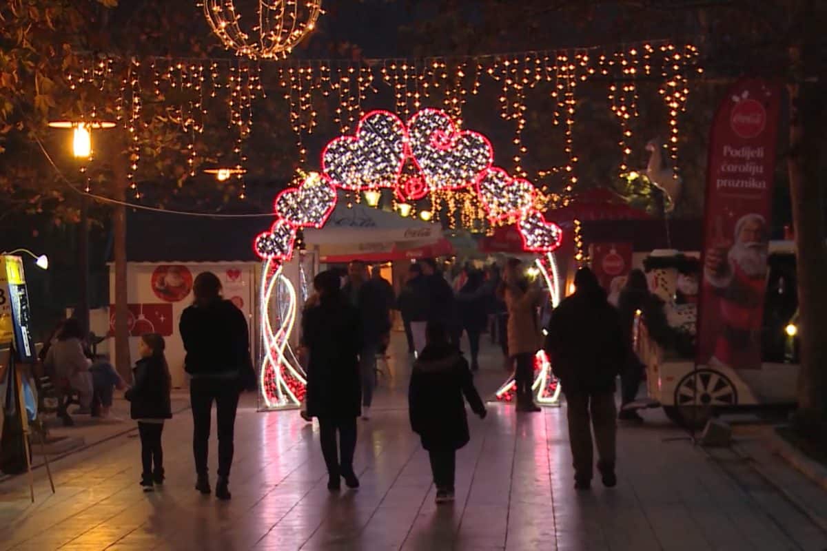 Paljenjem prve svijeće ispred Kosače u Mostaru počinje Advent, posjetitelje očekuju brojni sadržaji