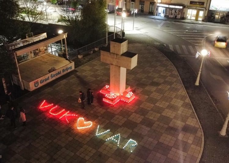 Za Vukovar u brojnim hrvatskim središtima u BiH sinoć i jutros zapaljene svijeće