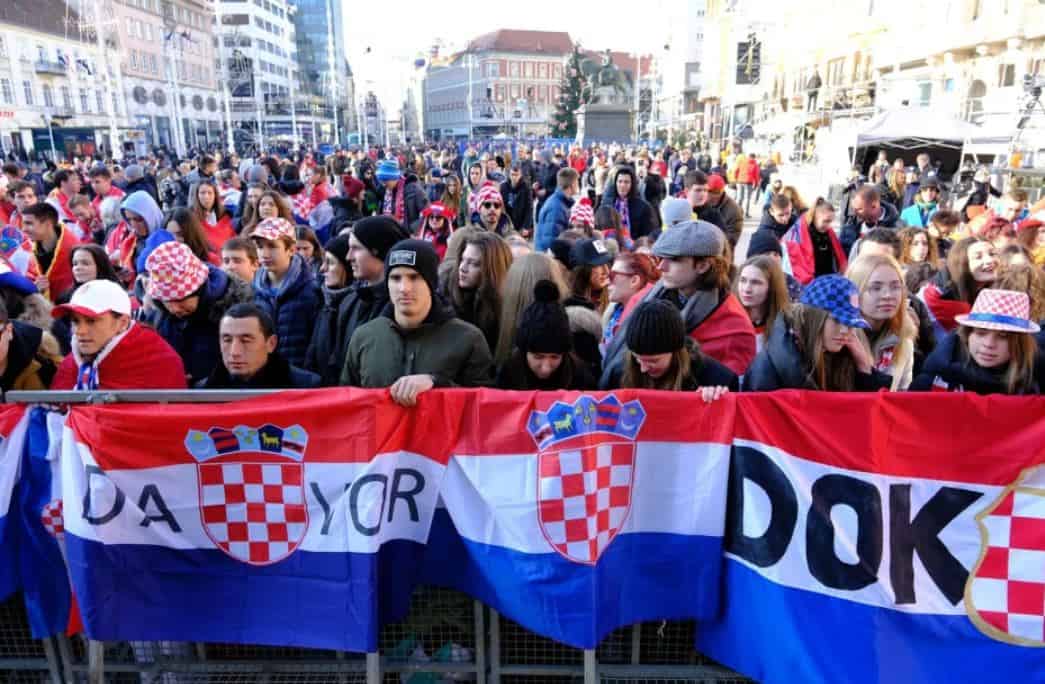FOTO Navijači već stigli na glavni zagrebački trg, sve je spremno za veliki doček Vatrenih!