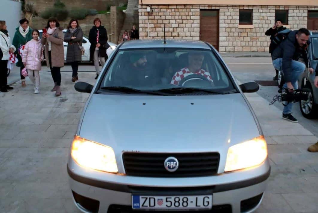 Gvardiol na doček u Novigradu došao u starom FIAT Puntu, slava i novac nisu ga pokvarili