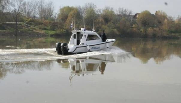 Imali su sreće! Migrantima se probušio čamac dok su ilegalno prelazili Savu, spasila ih hrvatska policija
