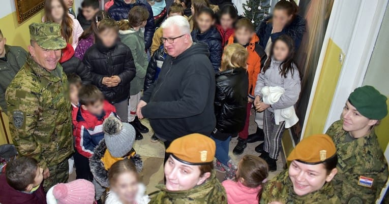 Najstarija hrvatska dijaspora: Hrvatski vojnici na Kosovu darivali hrvatsku djecu povodom Božića