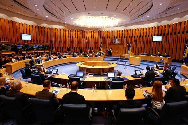 S tri ili četiri izaslanika moguće je blokirati rad Doma naroda: Uvijek jedan Klub zastupnika može svojim nedolaskom na sjednicu zaustaviti donošenje odluka