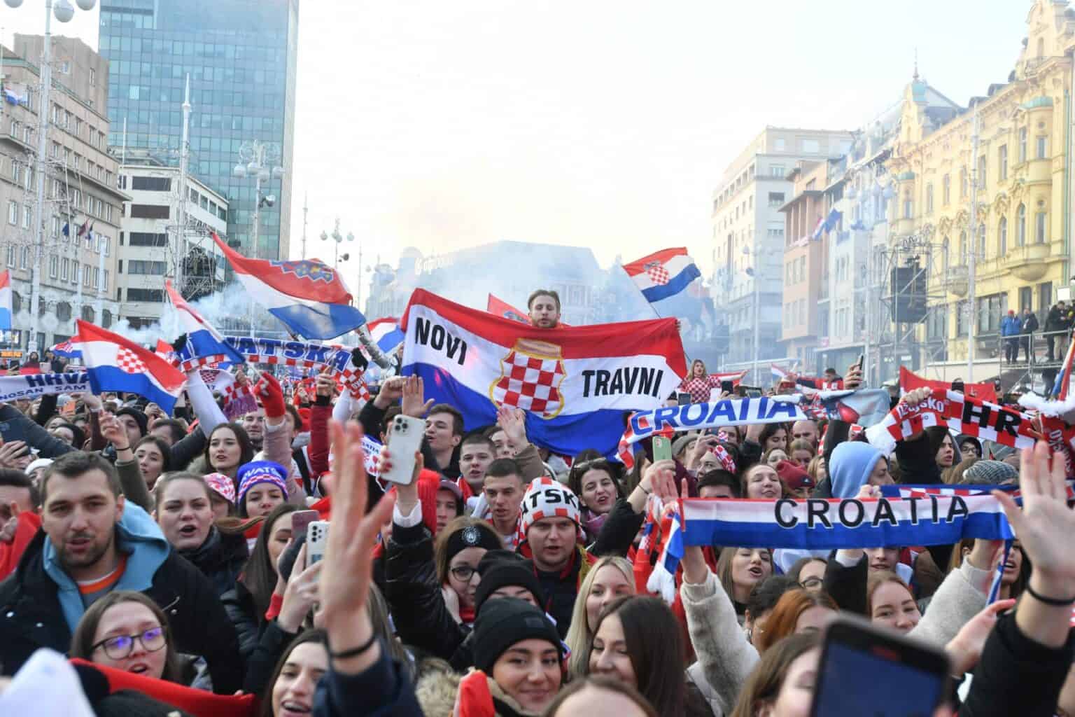 Tisuće navijača na Trgu bana Jelačića, čeka se dolazak Vatrenih, tu su i zastave Herceg Bosne
