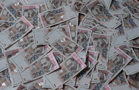 Uoči uvođenja eura građani Hrvatske za jedan mjesec u banke donijeli 3,7 milijardi kuna gotovine