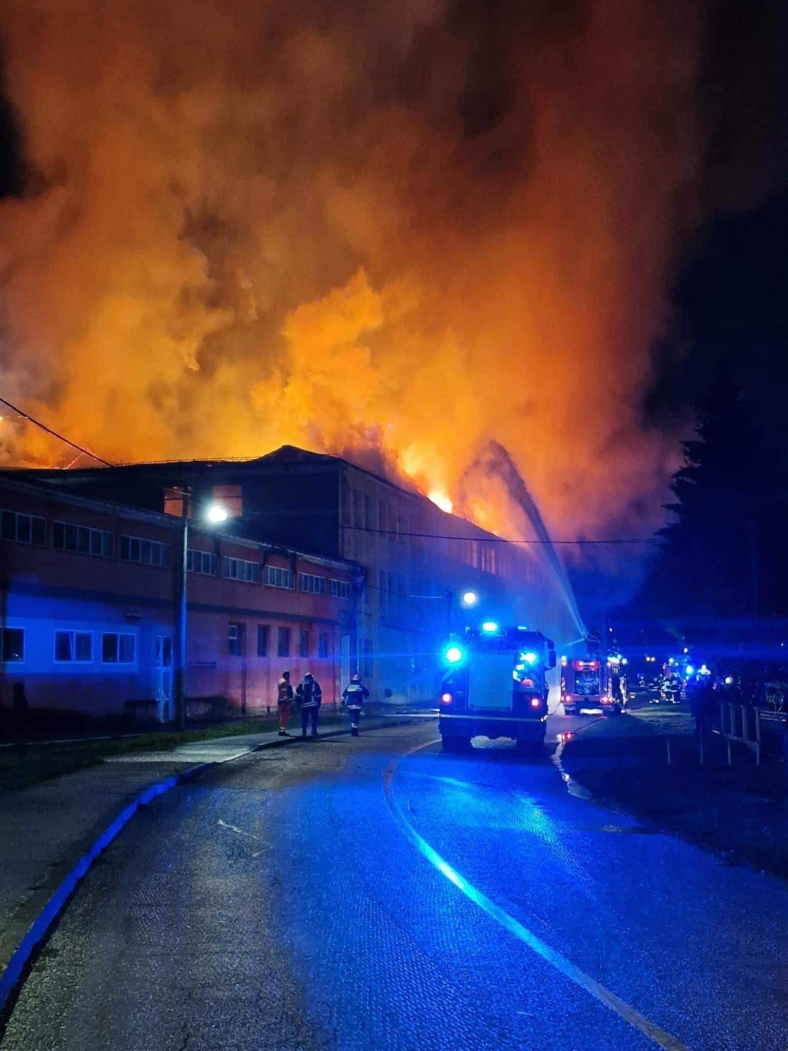 Veliki požar: Vatra progutala cijeli krov zgrade