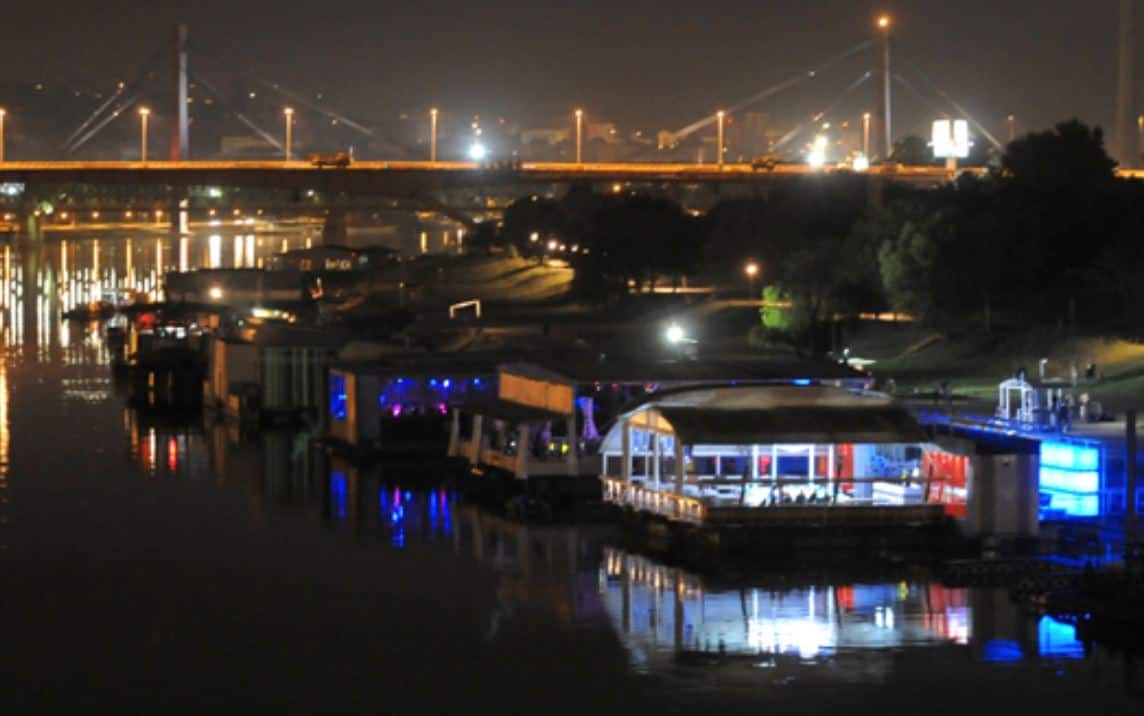 Cele noći ja na splavu s njom sam pio pa se splav skoro potopio: U Beogradu evakuiran splav jer je propuštao vodu usred preopterećenosti